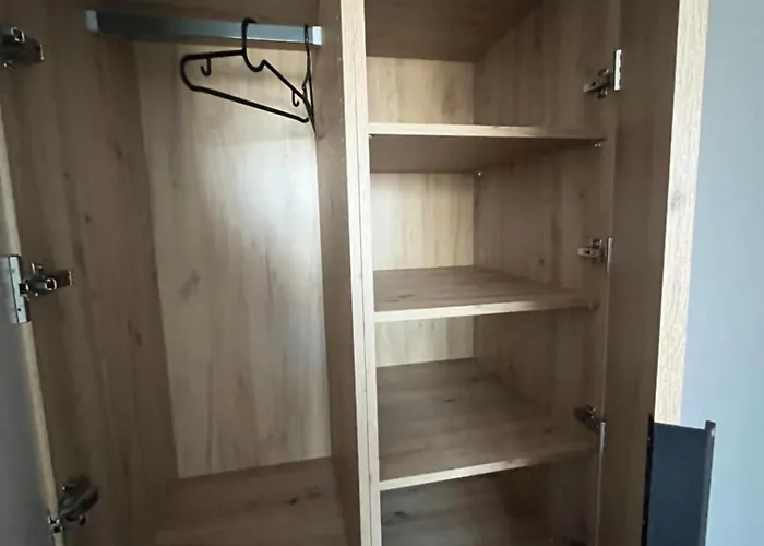 Industrial Designer Style 5 Persons 24 7 Check In وارسو