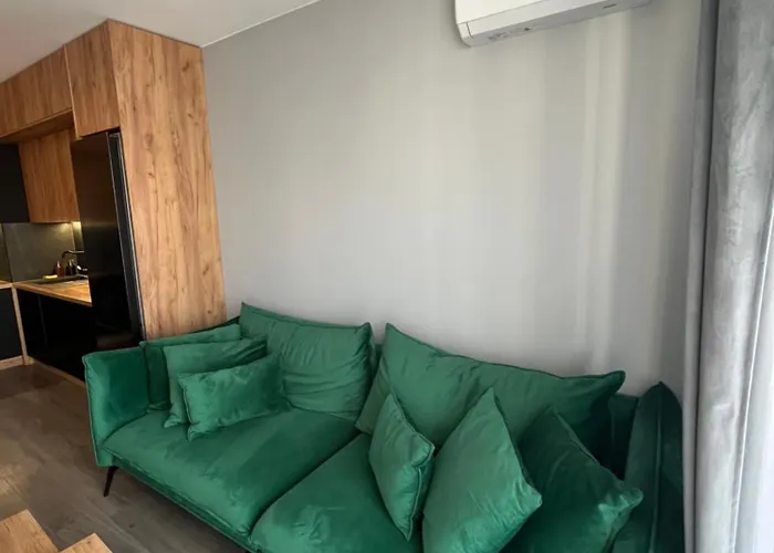 Industrial Designer Style 5 Persons 24 7 Check In