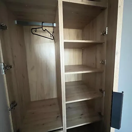 Industrial Designer Style 5 Persons 24 7 Check In 华沙